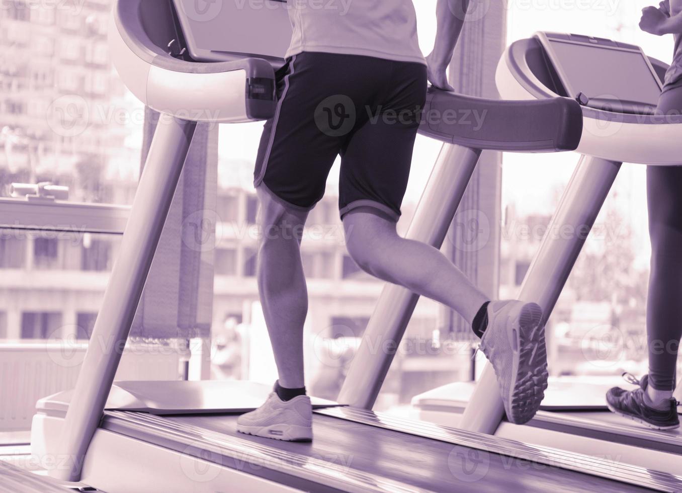 deportista ejercicio jogging en cinta rodante foto