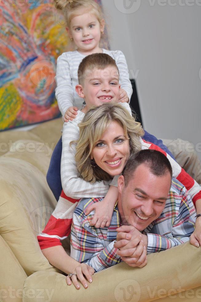 familia joven feliz en casa foto