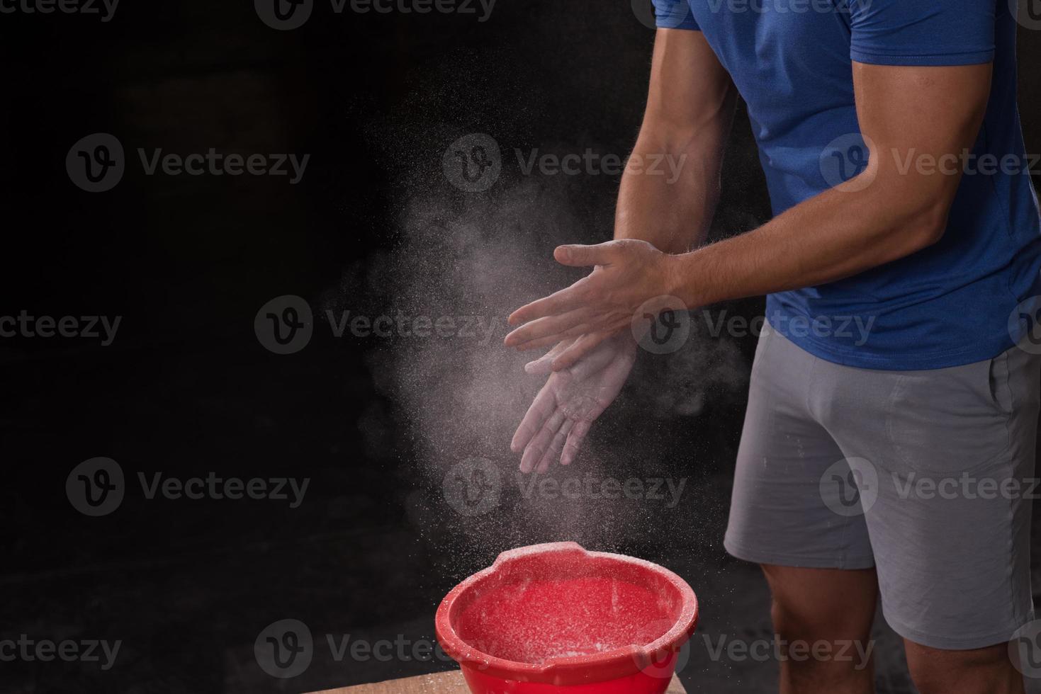 gimnasio tiza carbonato de magnesio manos aplaudiendo hombre foto