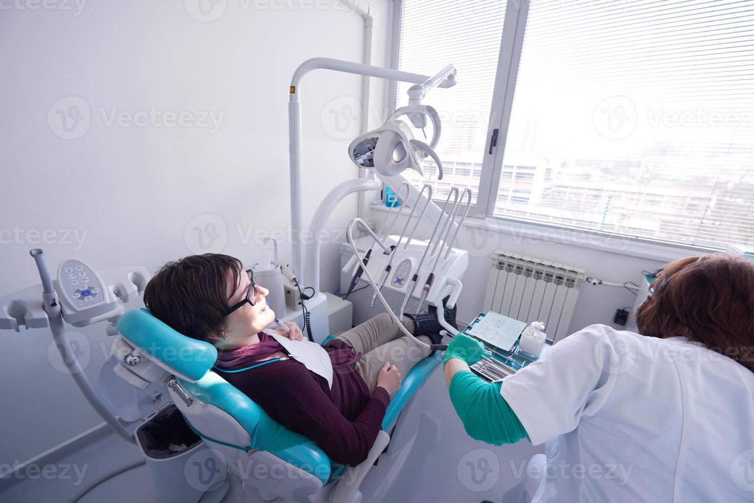 mujer paciente en el dentista foto