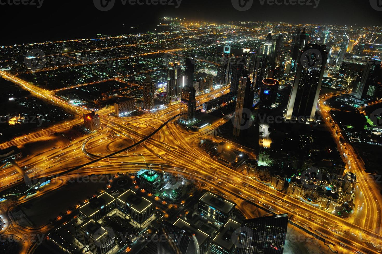 panorama del centro de la ciudad de dubai por la noche foto