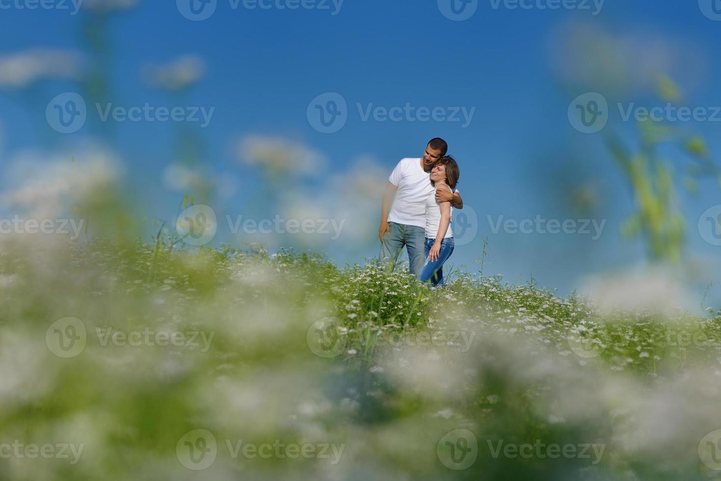 pareja feliz en campo de trigo foto