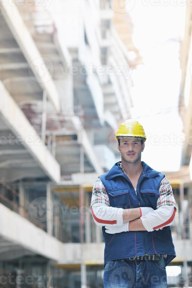 duro trabajador en el sitio de construcción foto