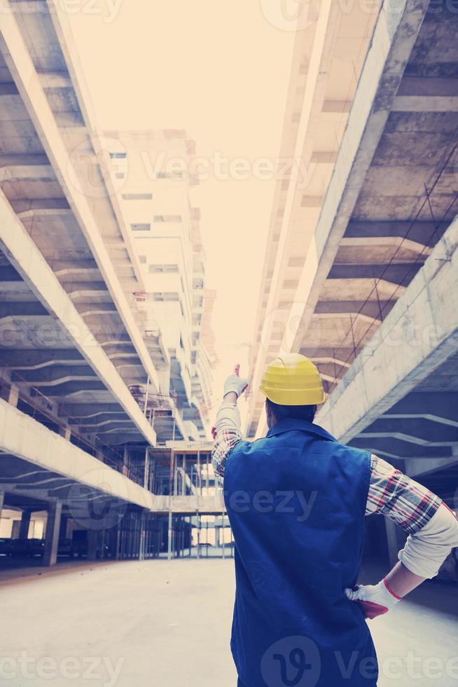 duro trabajador en el sitio de construcción foto