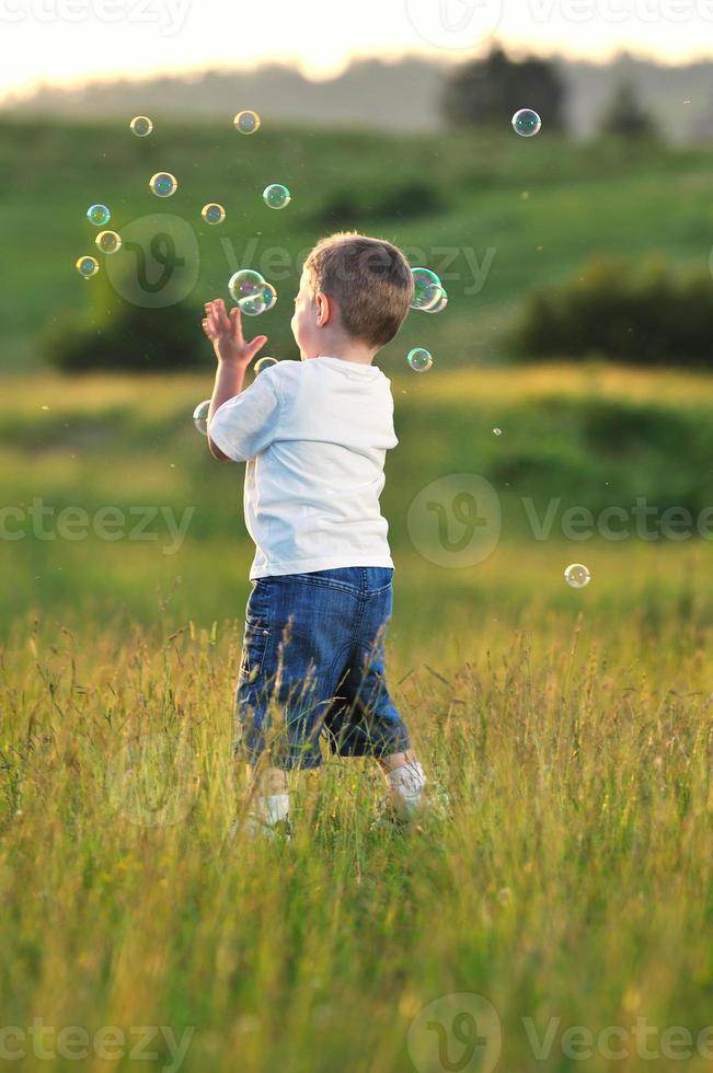 niño burbuja afuera foto