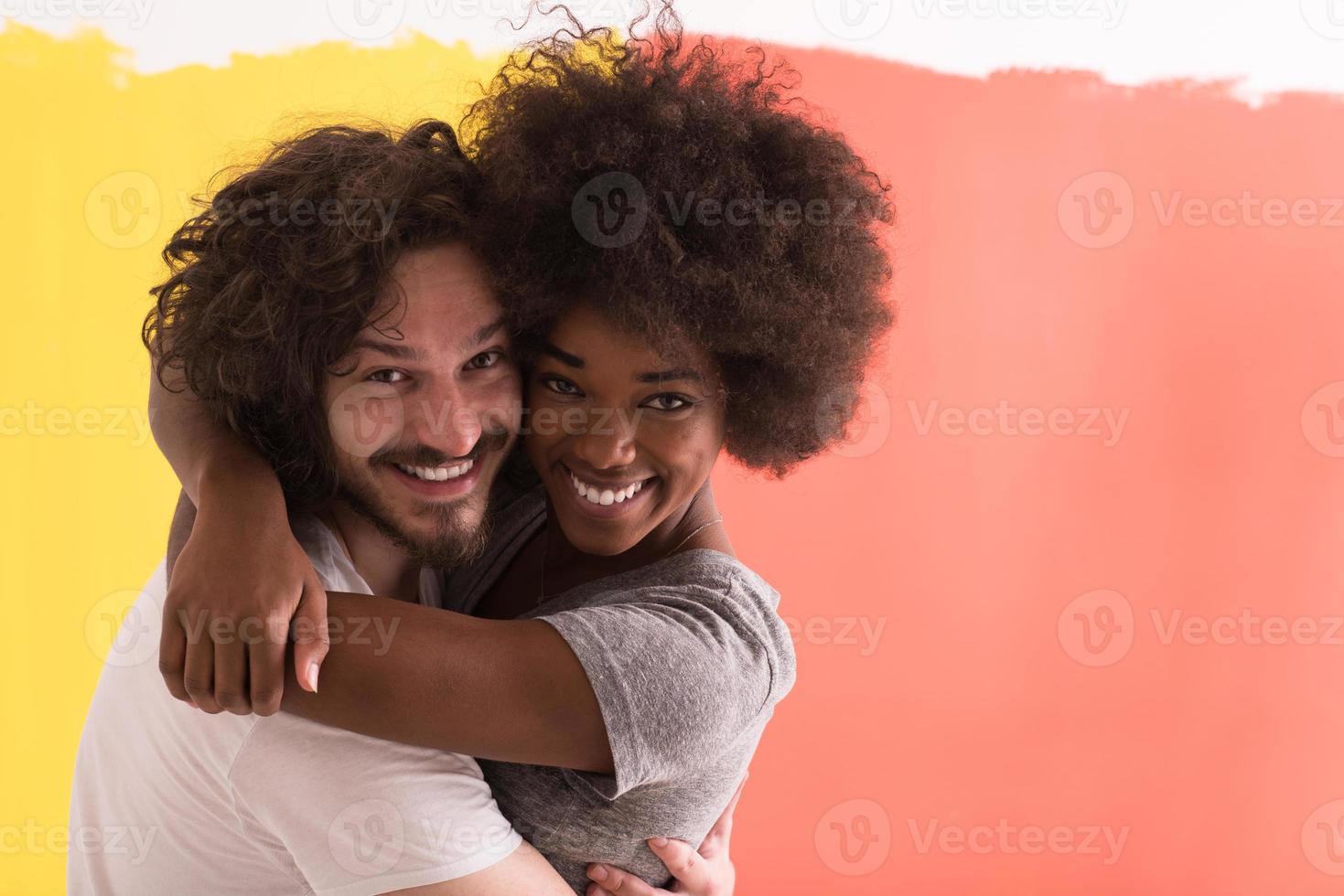 joven feliz pareja multiétnica abrazándose foto