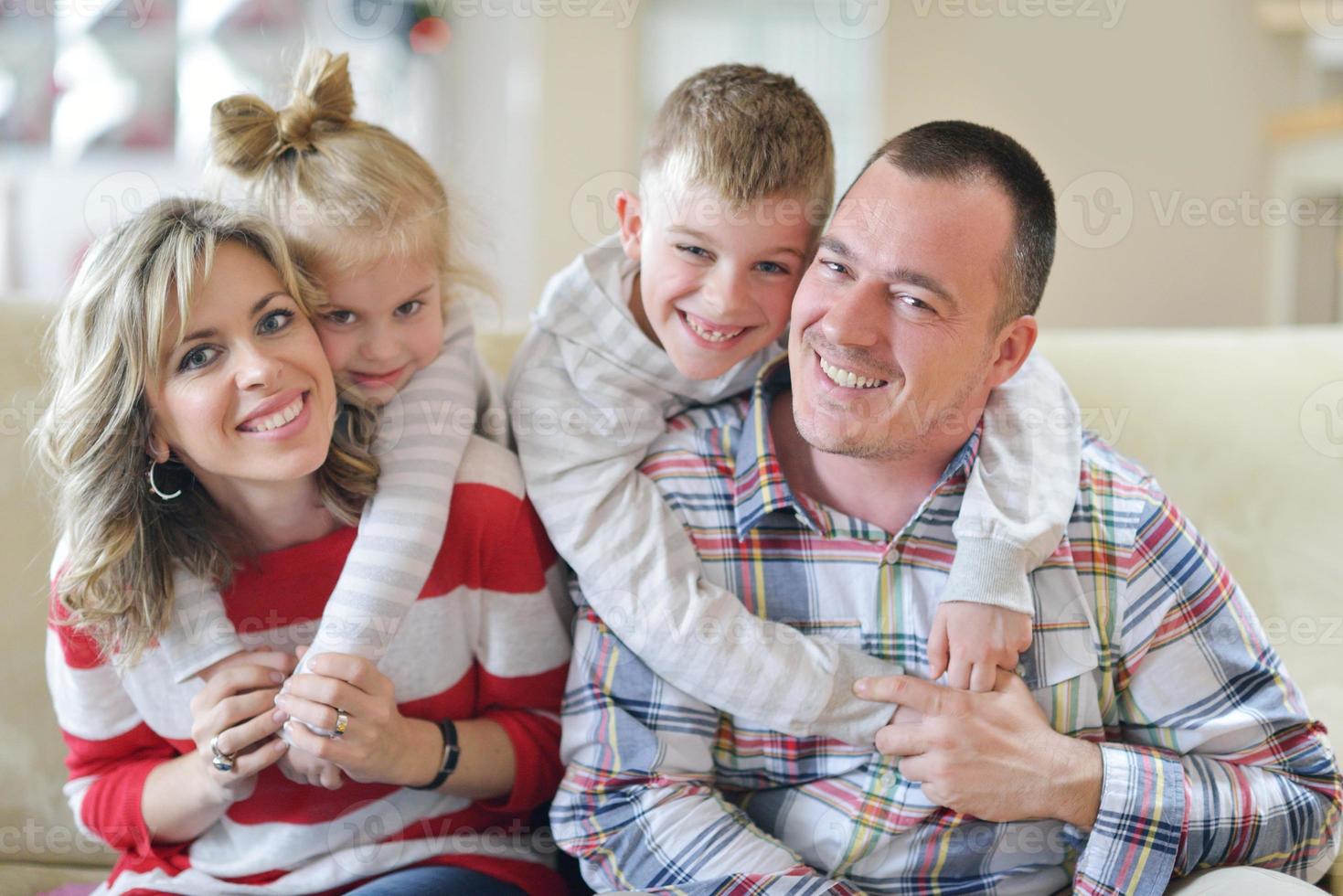 familia joven feliz en casa foto