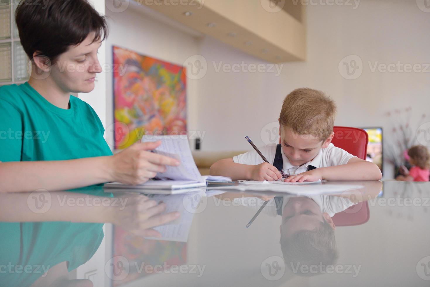 niño haciendo la tarea foto