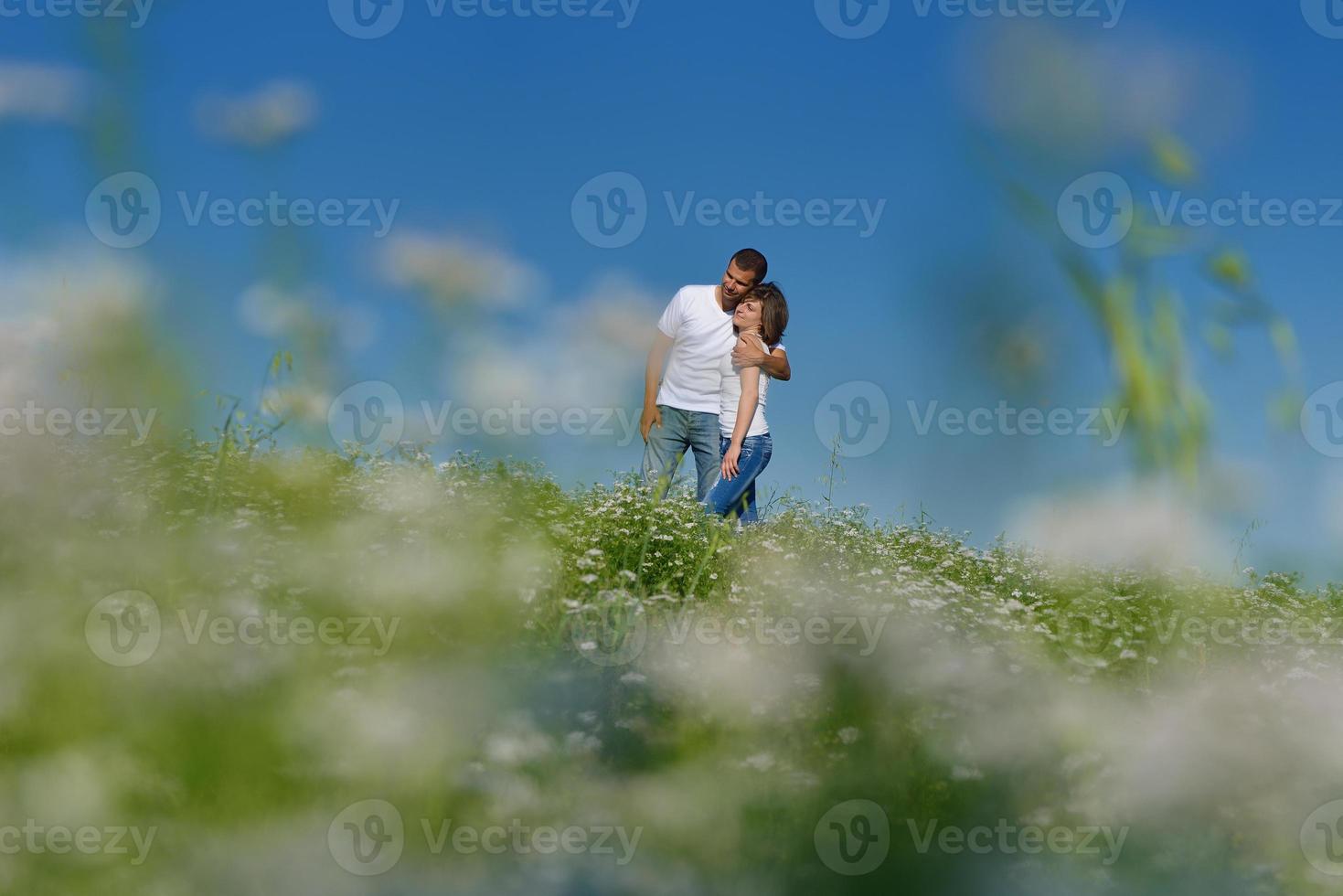 pareja feliz en campo de trigo foto