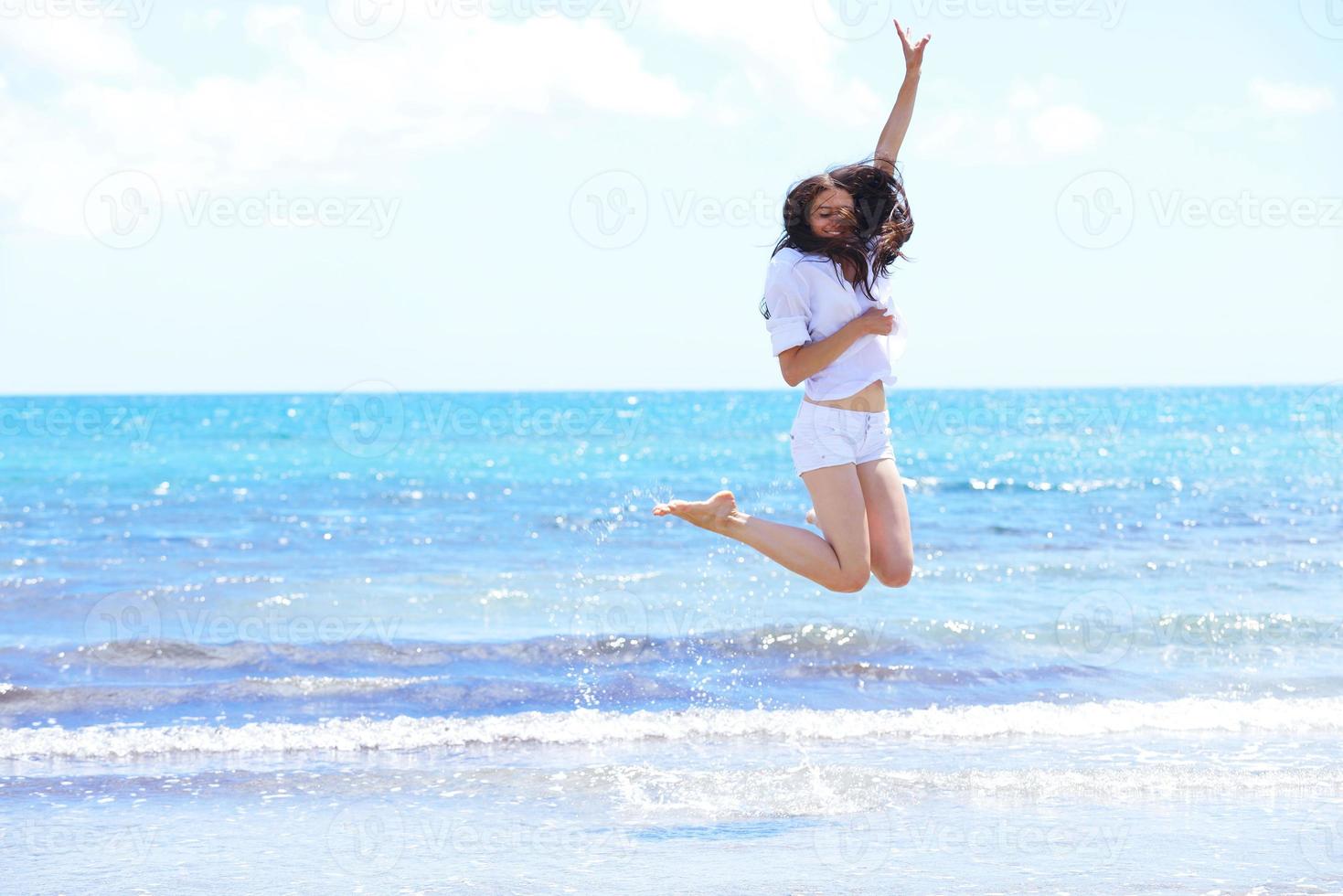 mujer feliz disfruta de las vacaciones de verano foto