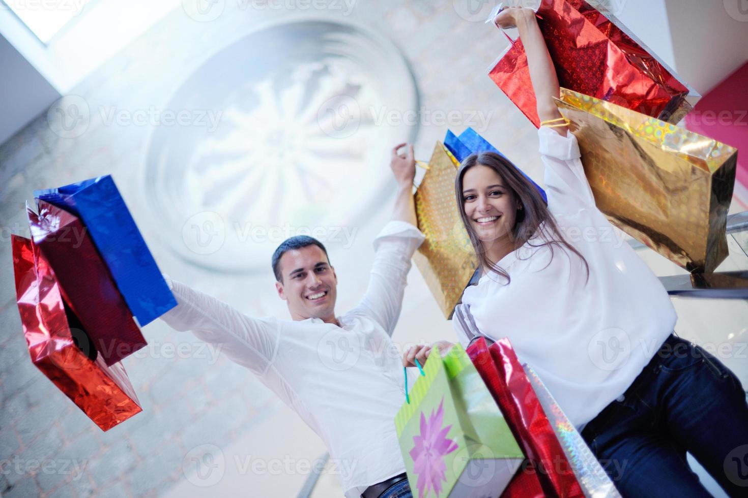 feliz pareja joven en compras foto