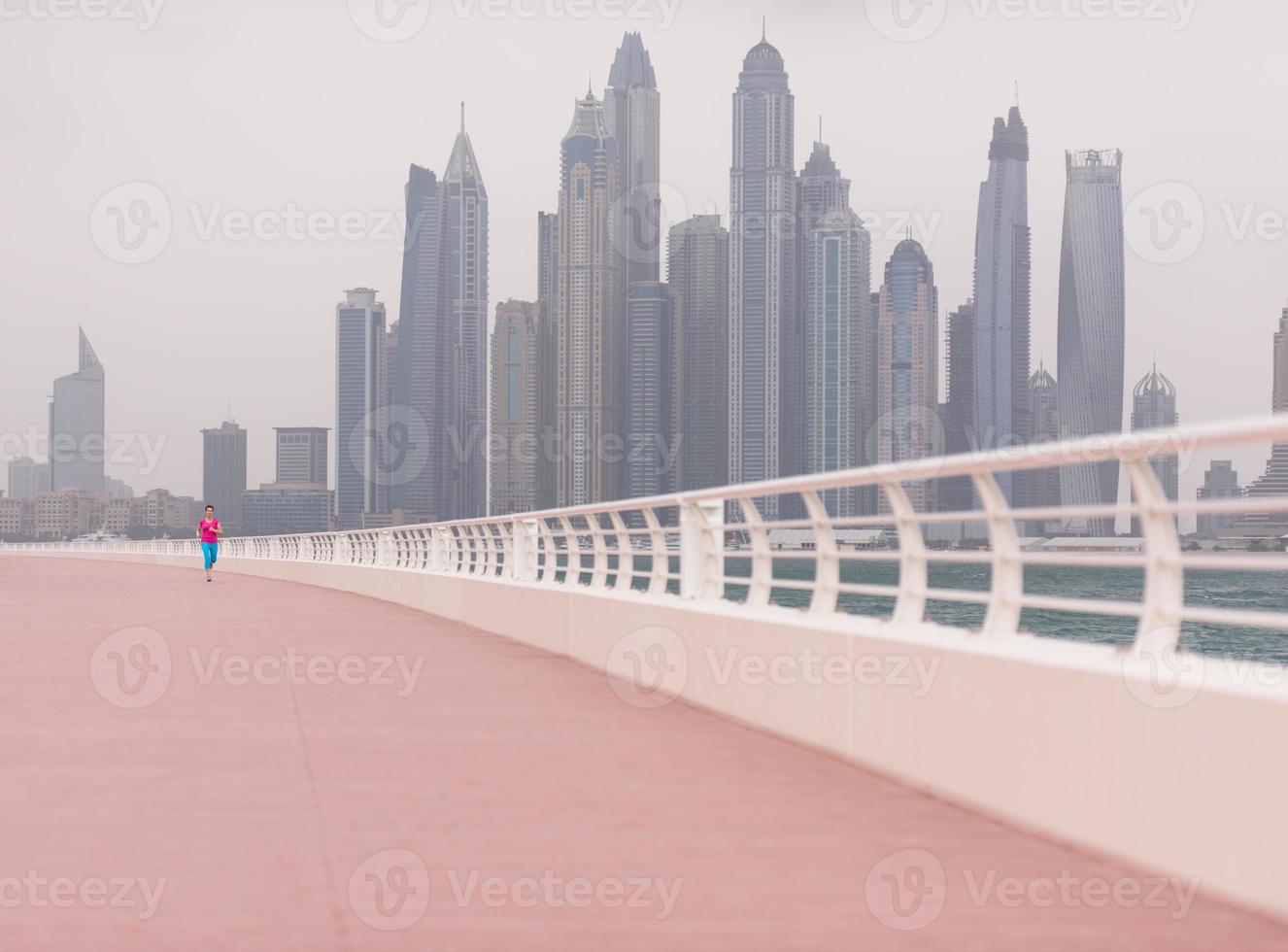 mujer corriendo por el paseo foto