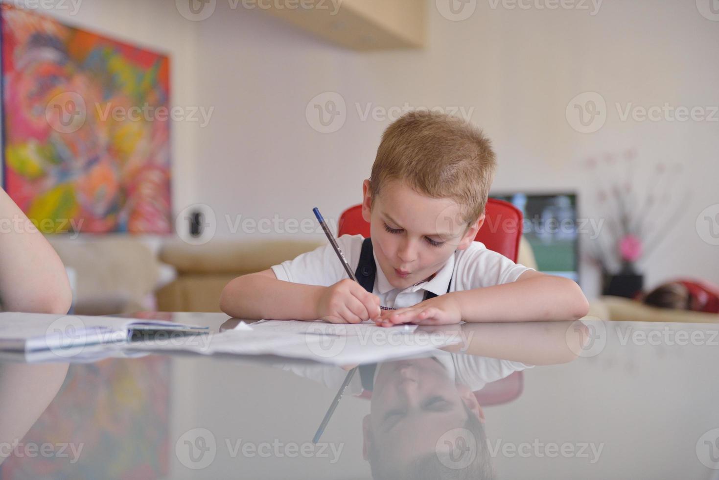 niño haciendo la tarea foto