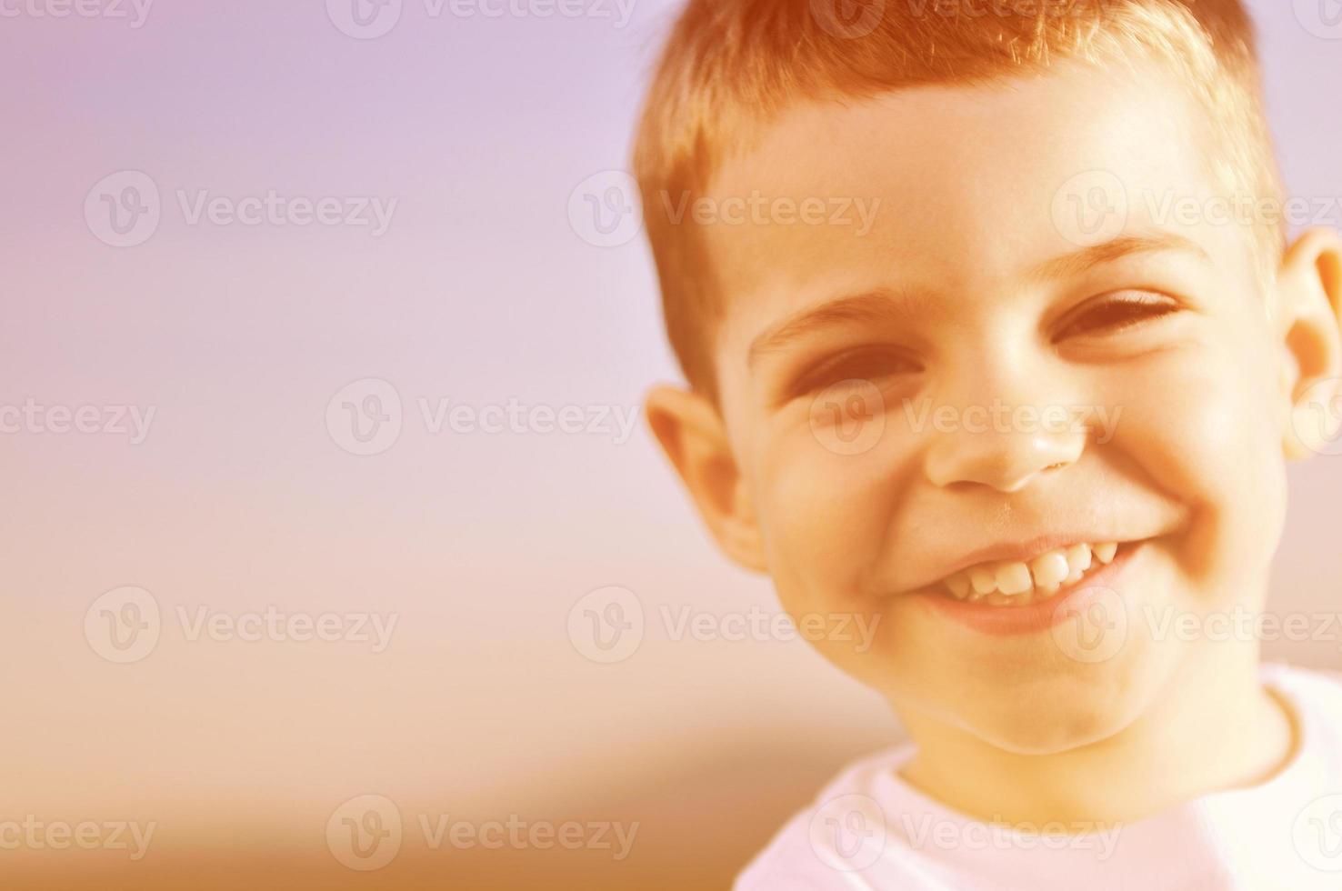 niño disfrutando al aire libre foto