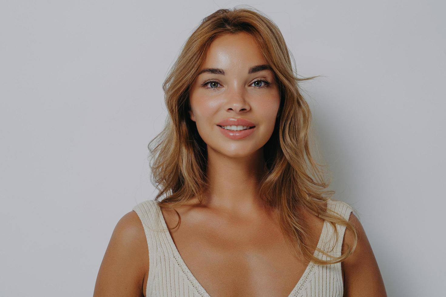 retrato de mujer hermosa con cabello rubio piel sana maquillaje mínimo foto