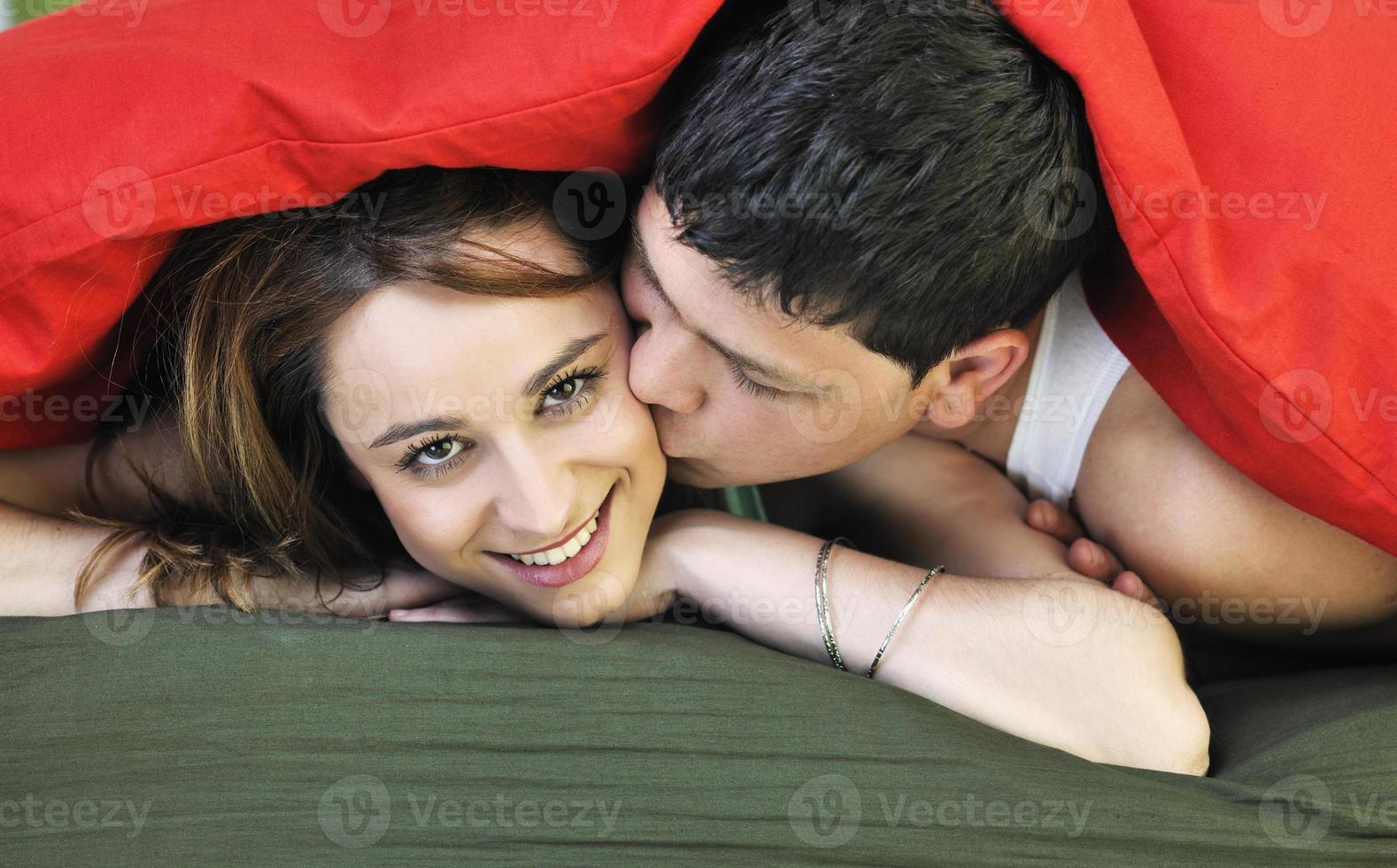 pareja joven en la cama foto