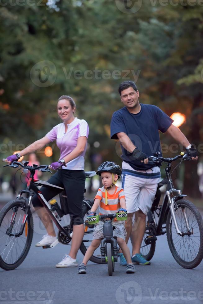 familia joven con bicicletas foto