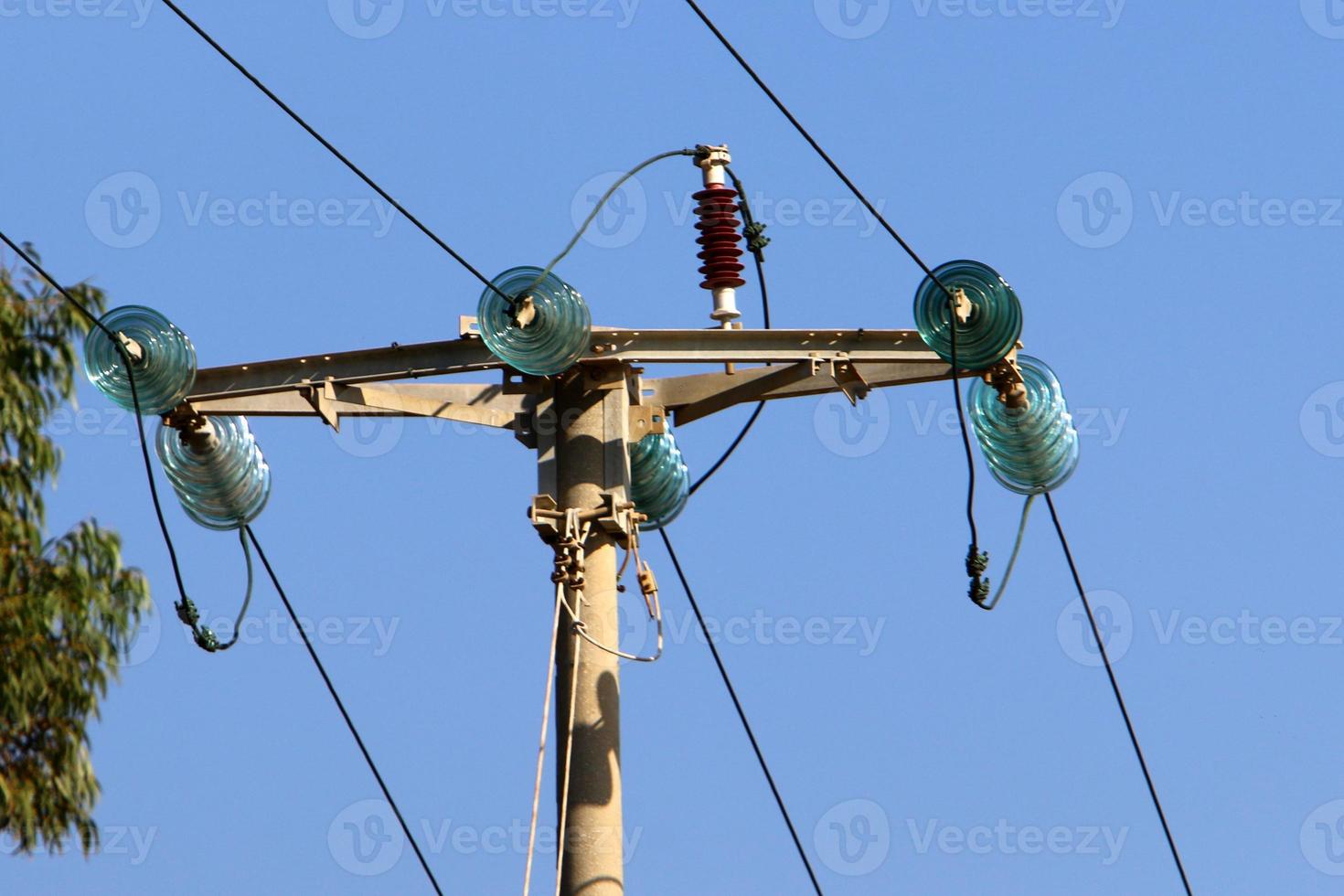 cables eléctricos que transportan corriente de alto voltaje. foto