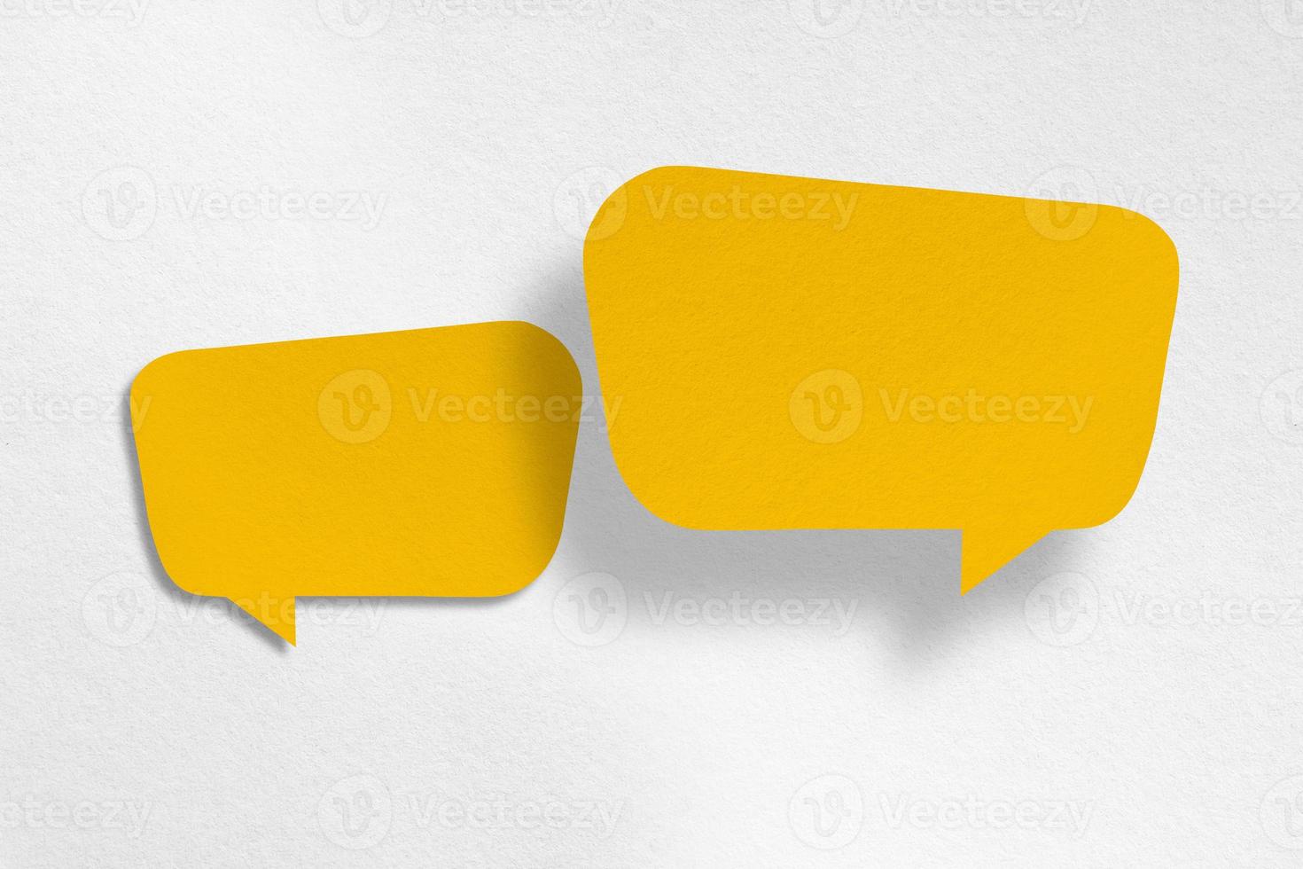 papel amarillo en forma de globo de voz aislado sobre fondo blanco. foto
