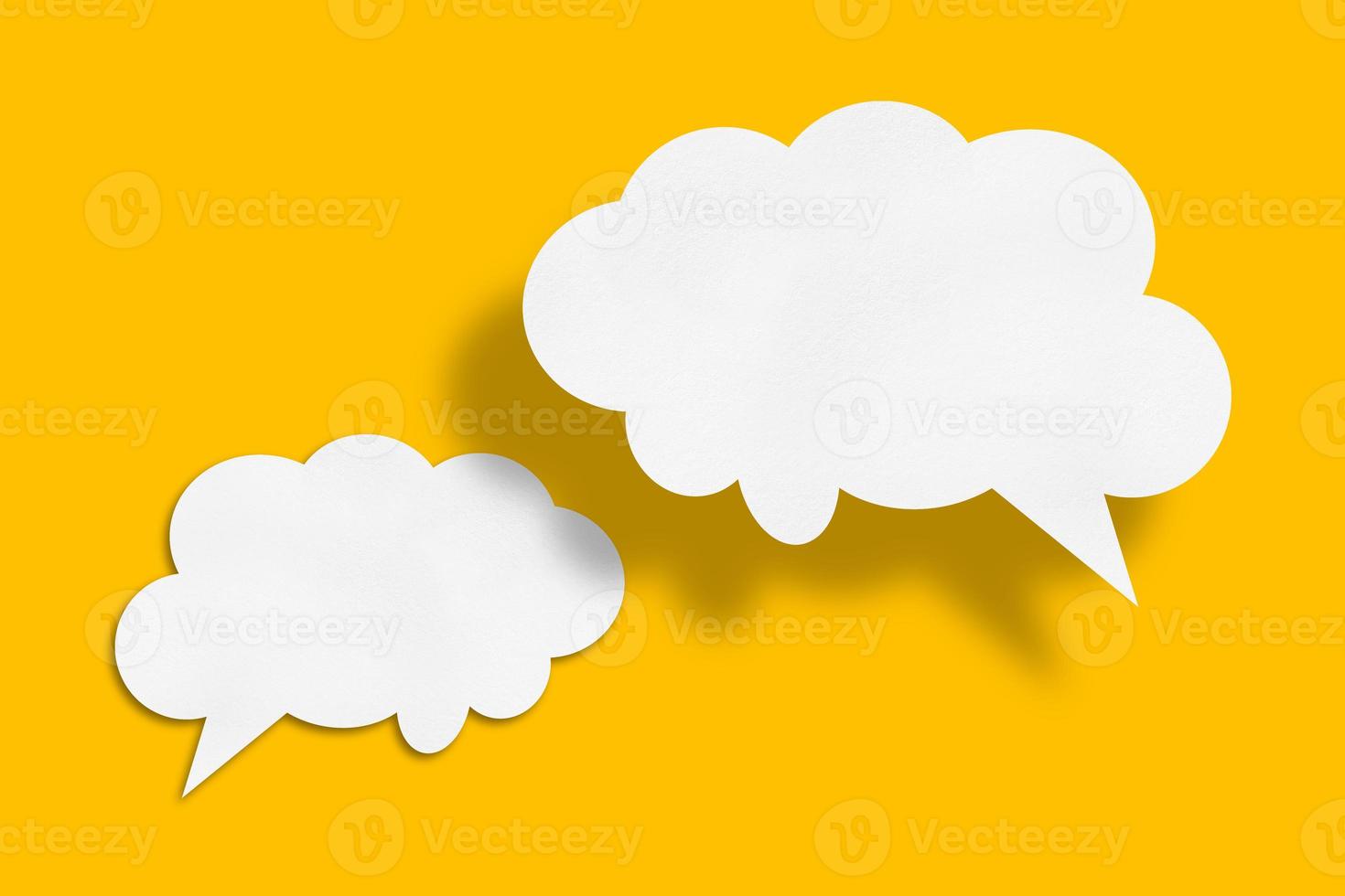 forma de burbuja de voz de papel de nube blanca sobre fondo amarillo foto