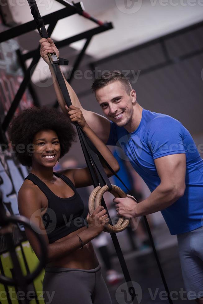 retrato de pareja multiétnica después de hacer ejercicio en el gimnasio foto