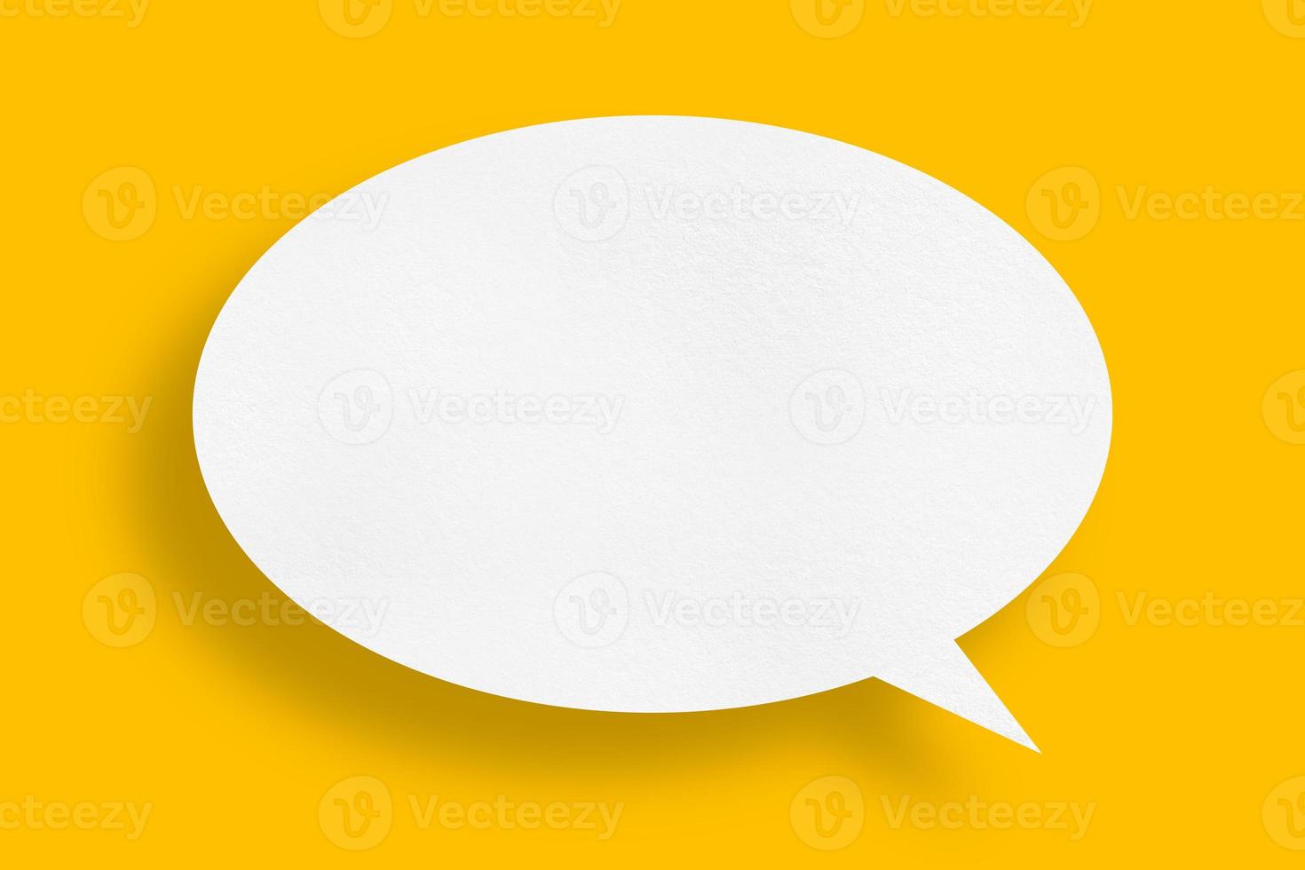 papel blanco en forma de burbuja de habla sobre fondo amarillo. foto