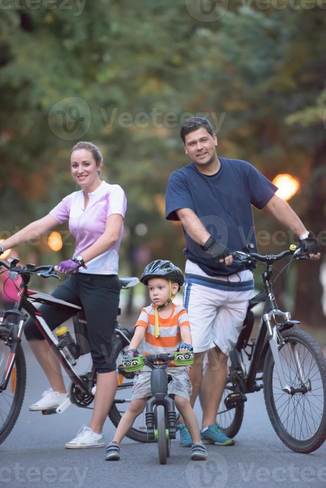 familia joven con bicicletas foto