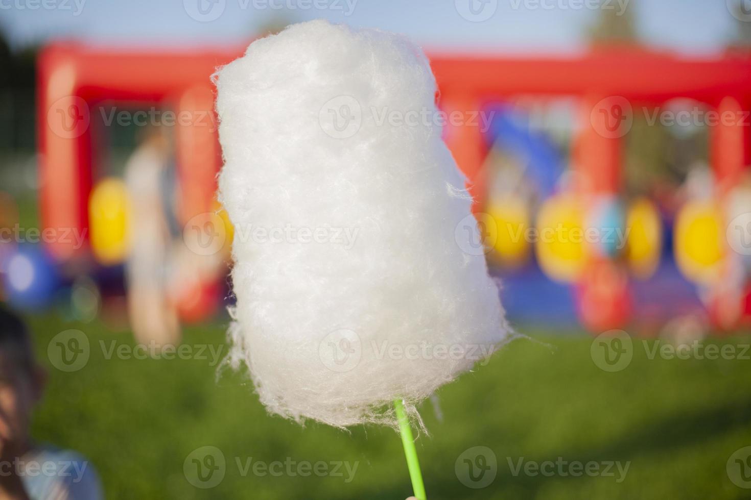 algodón de azúcar en palo. azucar blanca. comer afuera. refrescos en el parque. foto