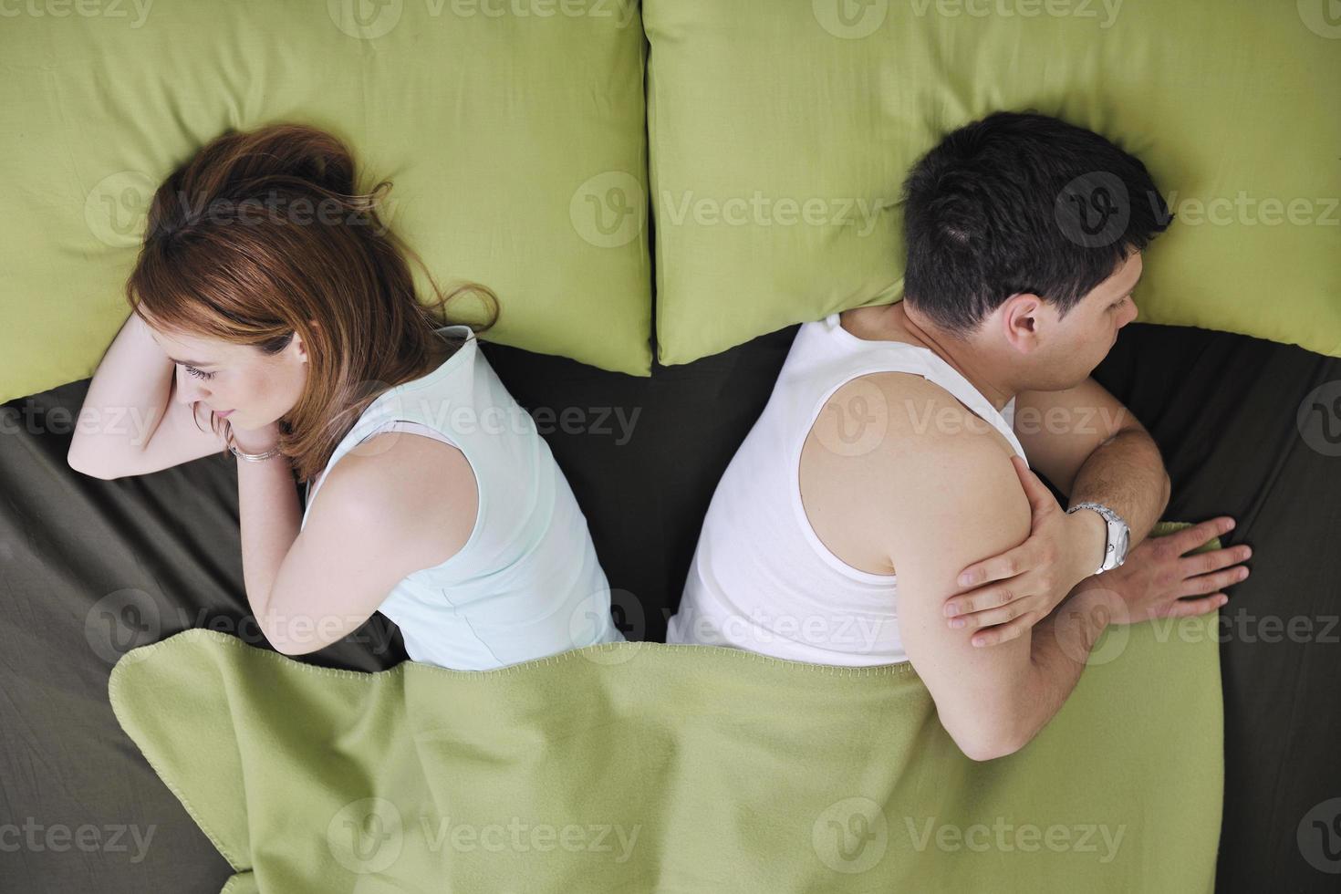 pareja joven en la cama foto