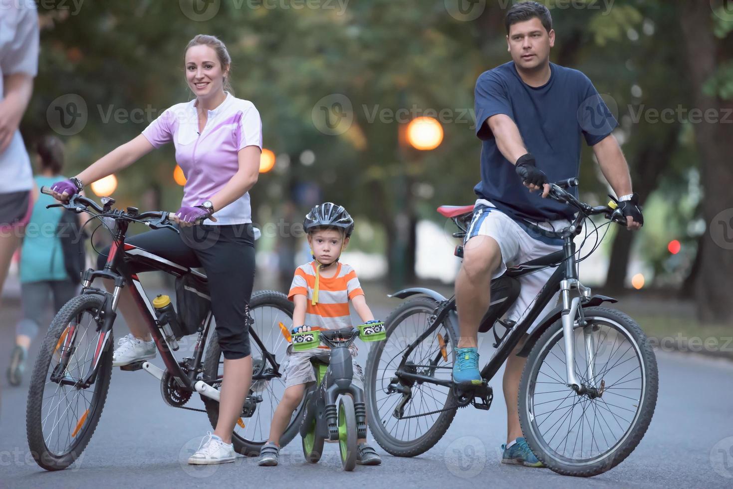 familia joven con bicicletas foto