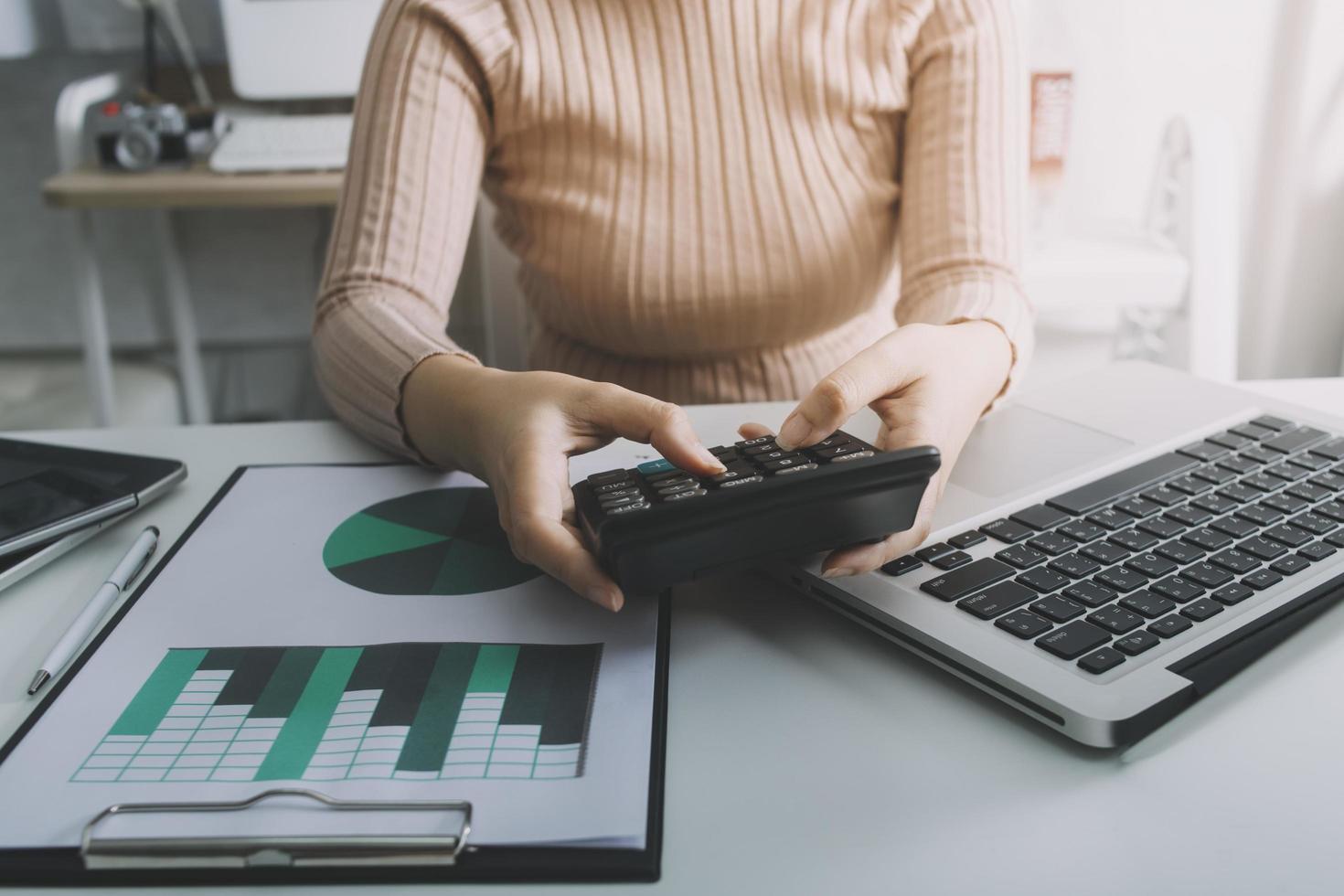 concepto de contabilidad empresarial, hombre de negocios que usa calculadora con computadora portátil, presupuesto y papel de préstamo en la oficina. foto