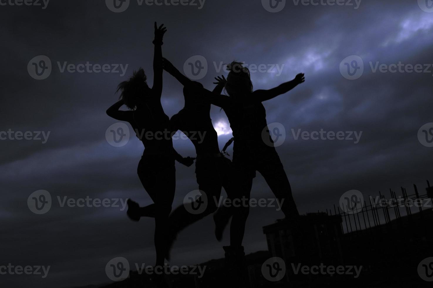 adolescentes saltando en el aire listos para la fiesta foto