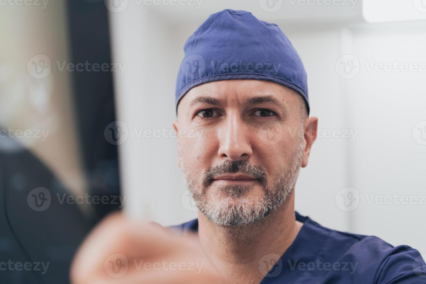 médico ortopedista que examina la imagen de rayos X en el hospital o la clínica foto
