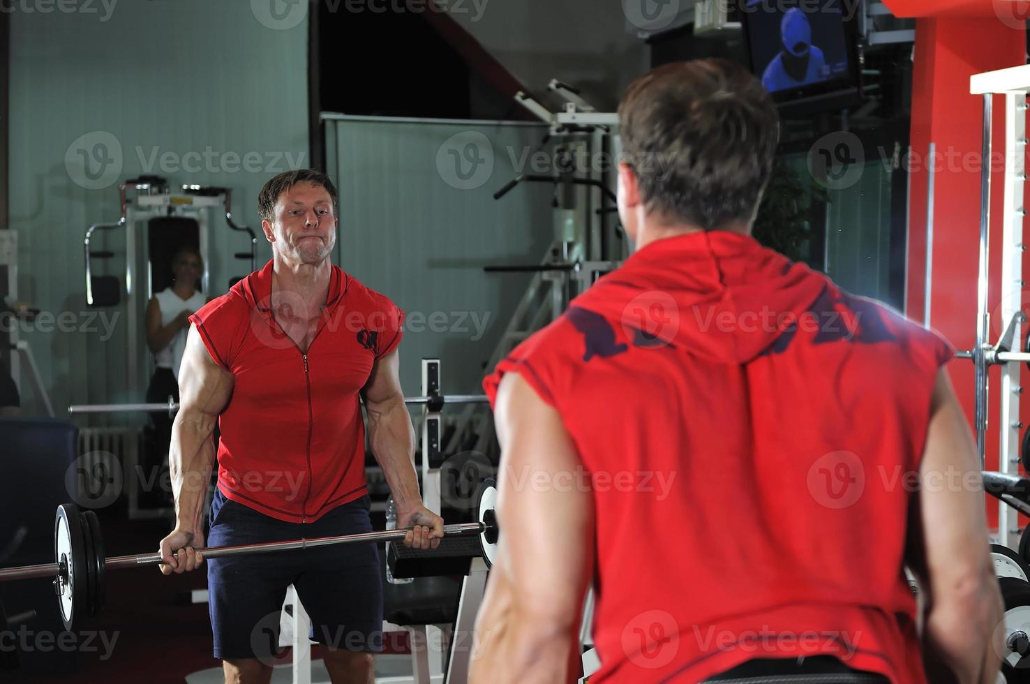 hombre fuerte hacer ejercicio en el gimnasio foto