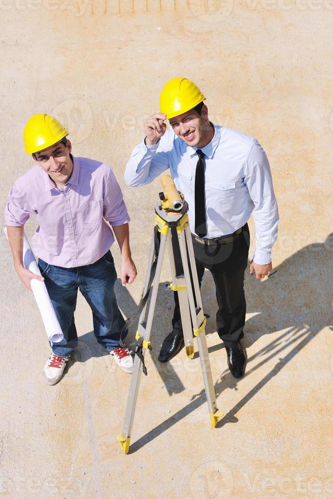 equipo de arquitectos en el sitio de construcción foto