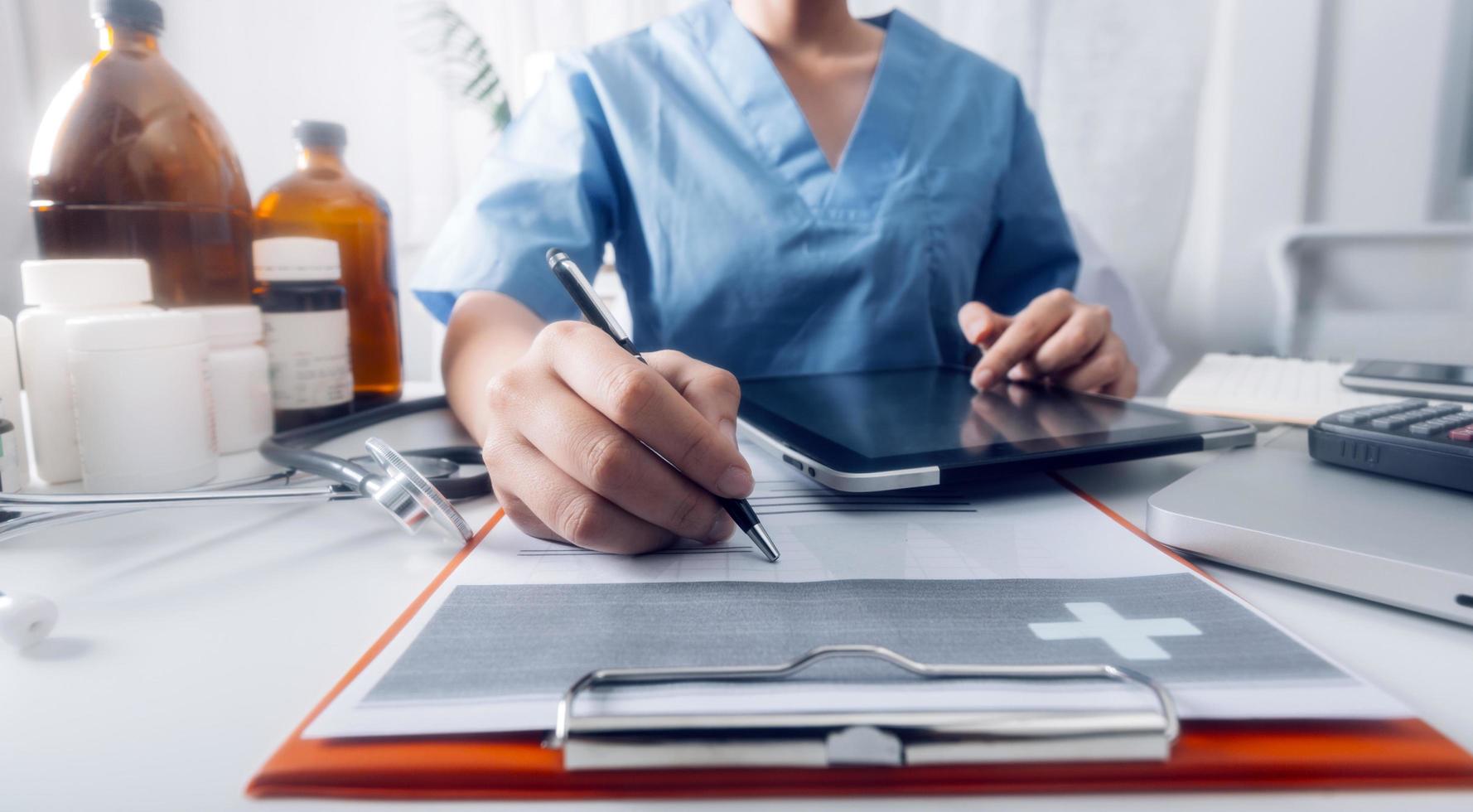 doble exposición del concepto de salud y medicina de tecnología. médicos que usan tableta digital y modernos iconos de interfaz de pantalla virtual banner panorámico, fondo borroso. foto