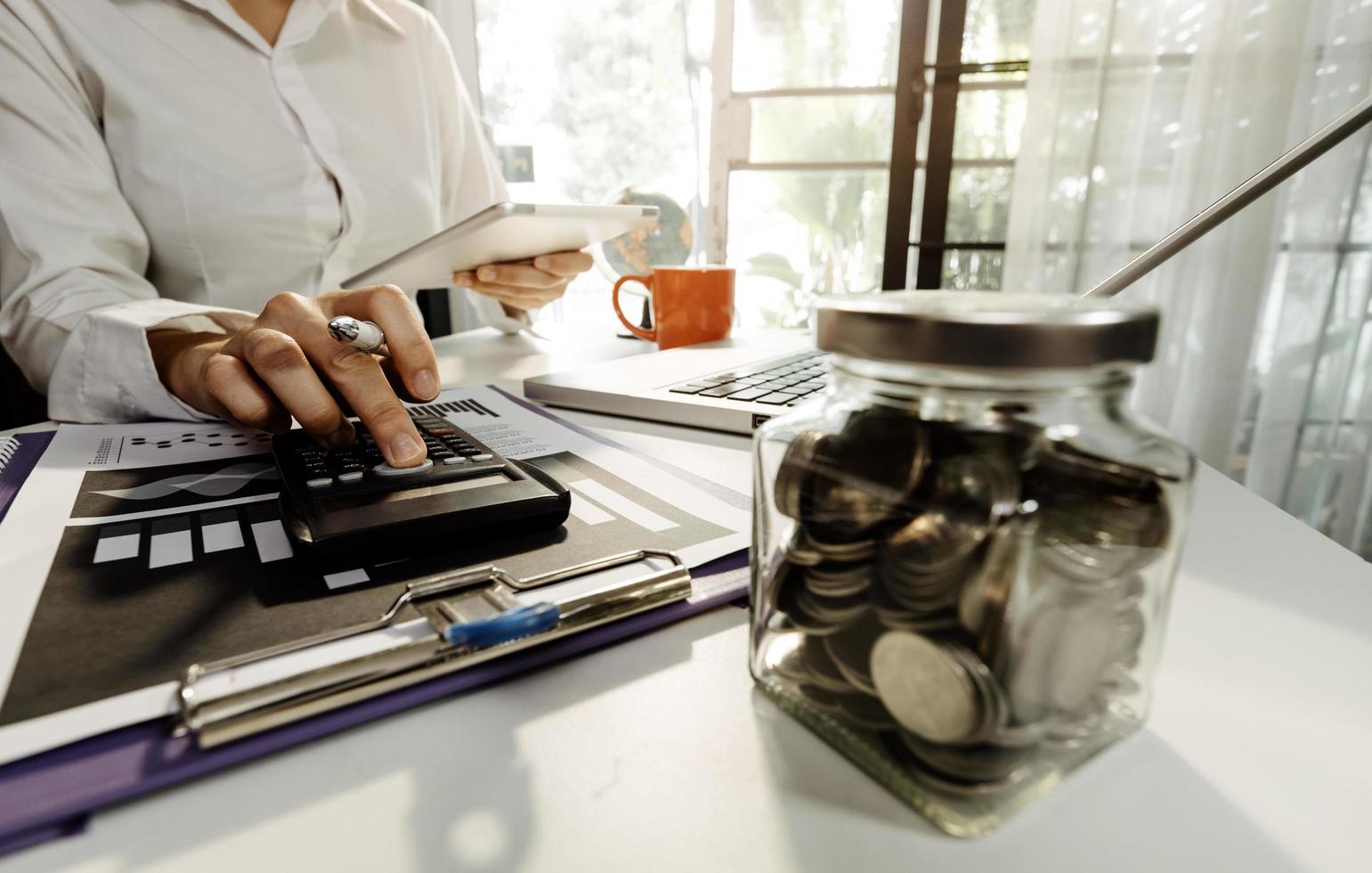 gente de negocios reunida para analizar y discutir y hacer una lluvia de ideas sobre los datos del gráfico del informe financiero en el trabajo en equipo del asesor financiero de la oficina y el concepto de contabilidad. foto