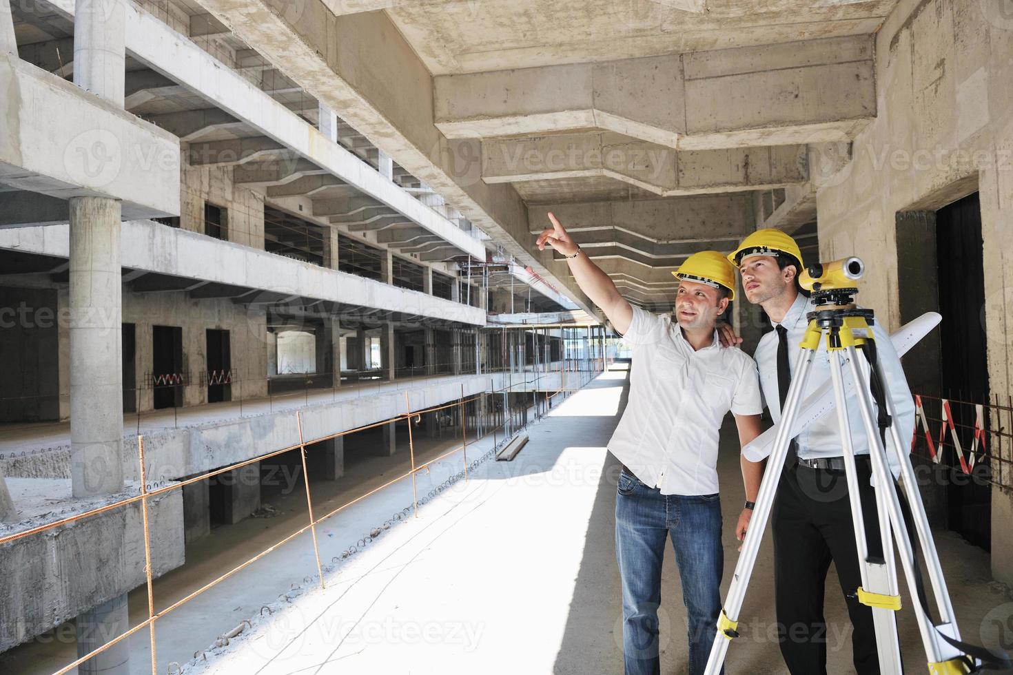 equipo de arquitectos en el sitio de construcción foto