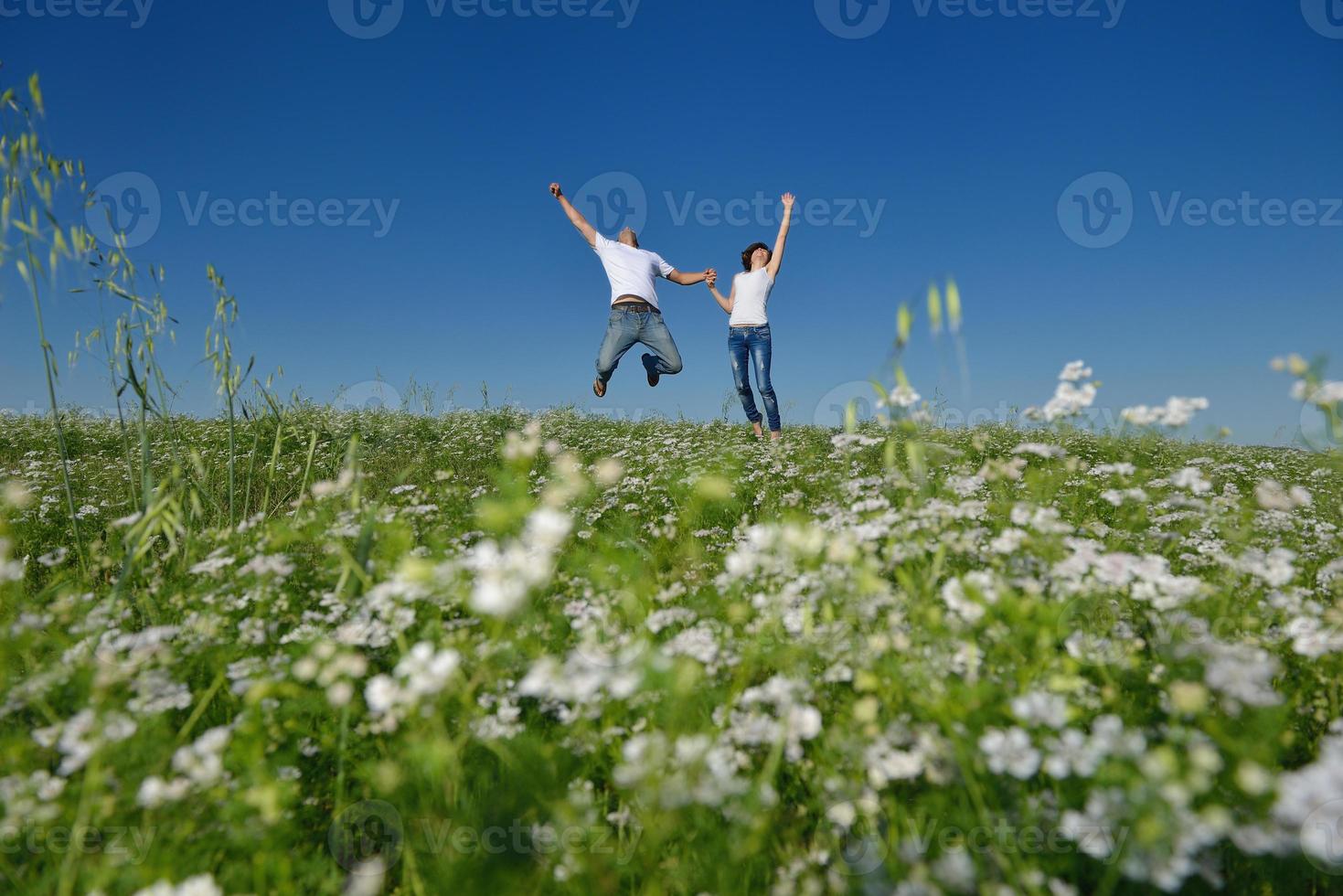 pareja feliz en campo de trigo foto