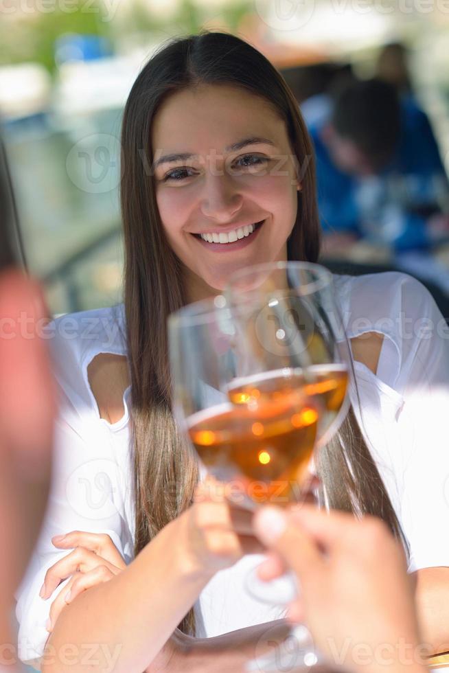 pareja con almuerzo en un hermoso restaurante foto