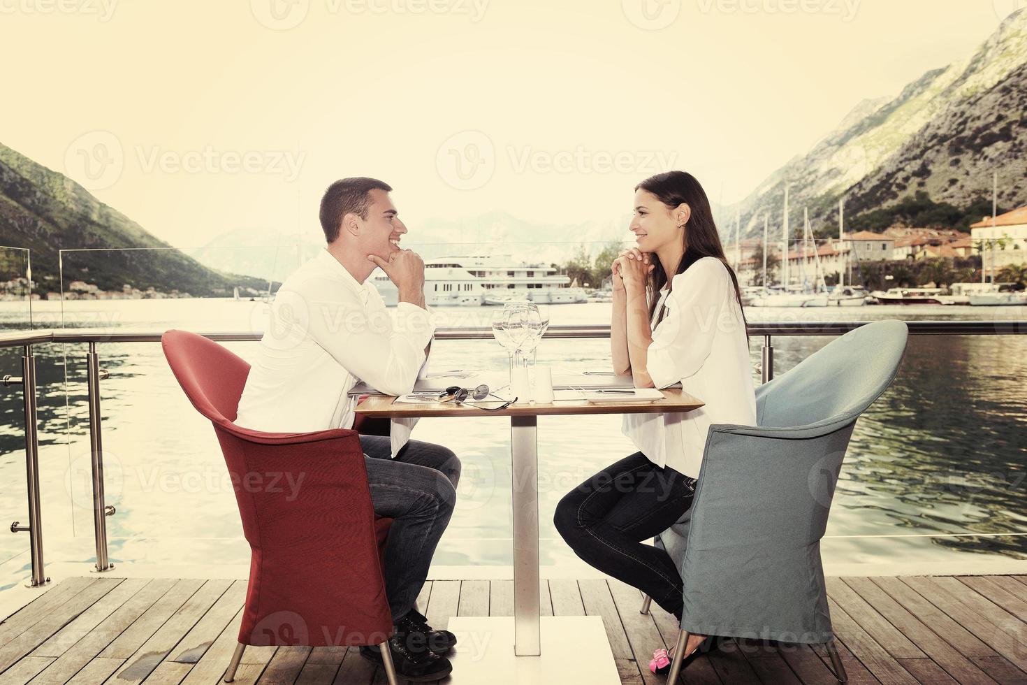pareja con almuerzo en un hermoso restaurante foto