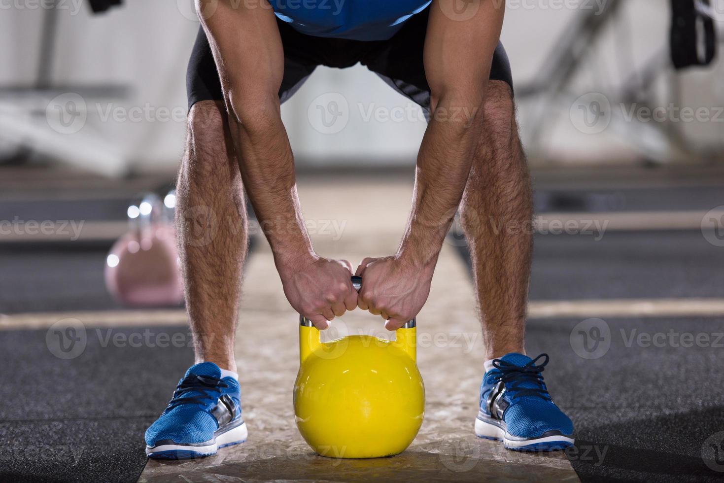 ejercicio de hombre con pesas rusas de fitness foto