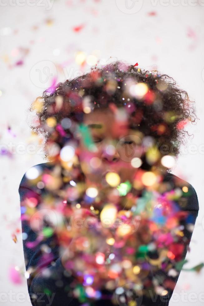 mujer joven feliz celebrando foto