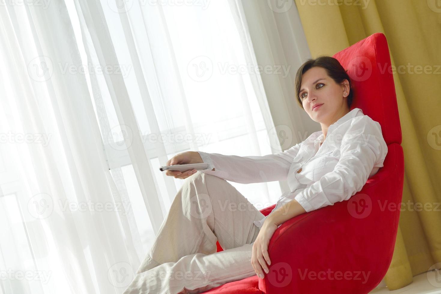 mujer joven viendo tv en casa foto