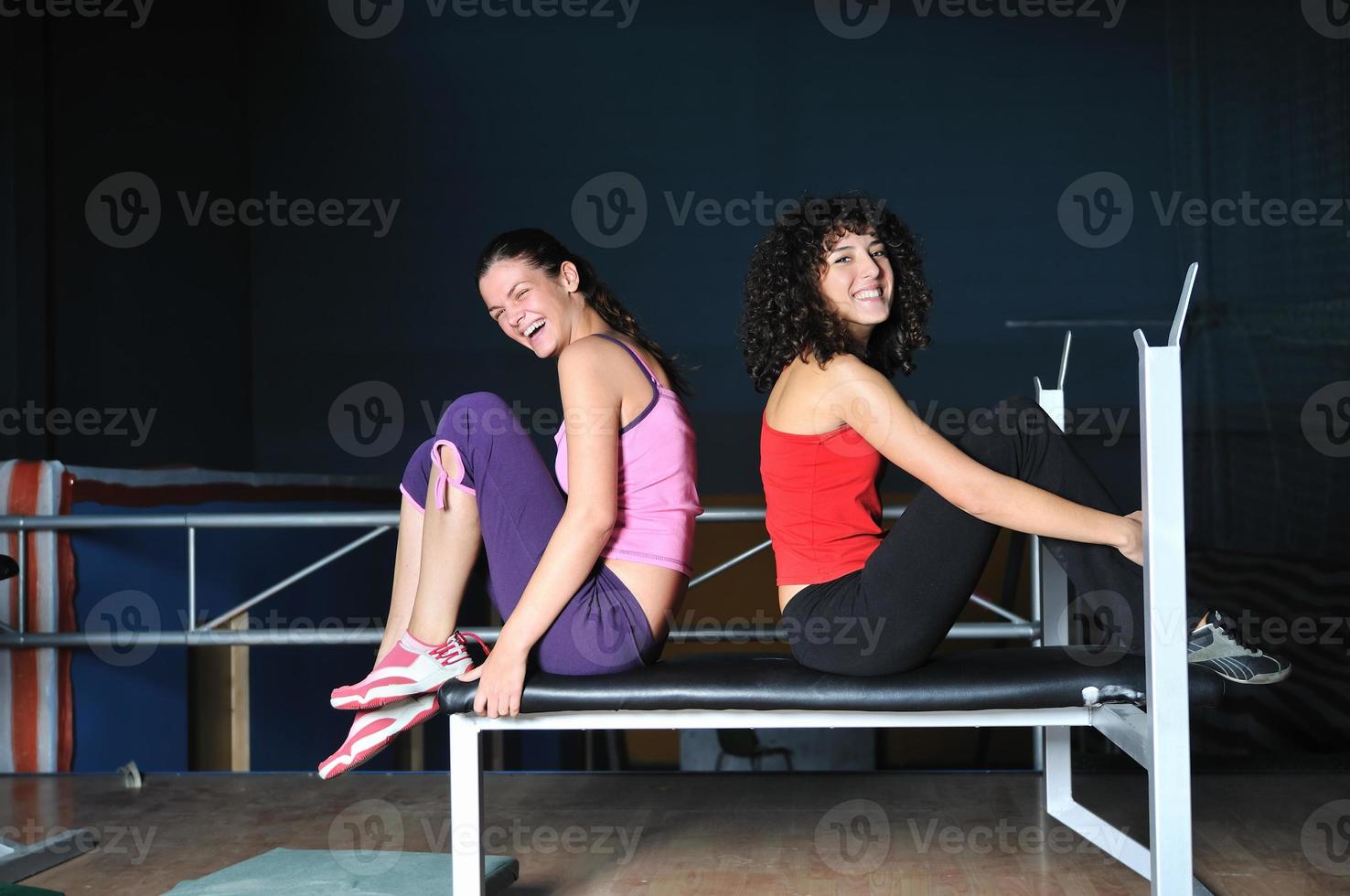 dos mujeres hacen ejercicio en el gimnasio foto