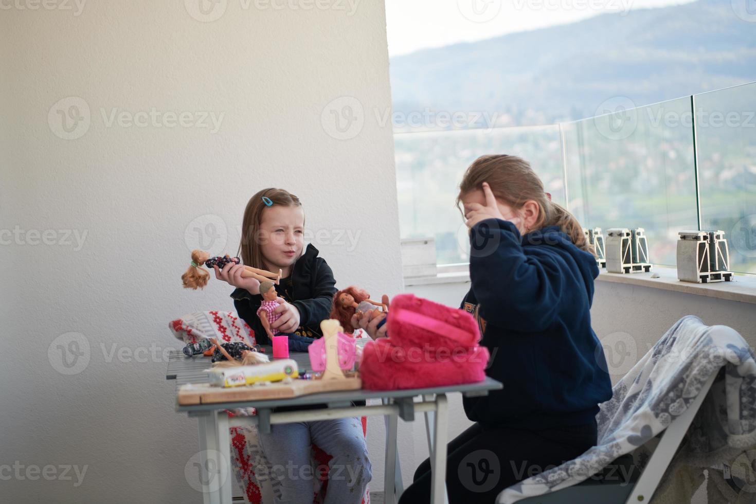 niñas jugando con muñecas foto