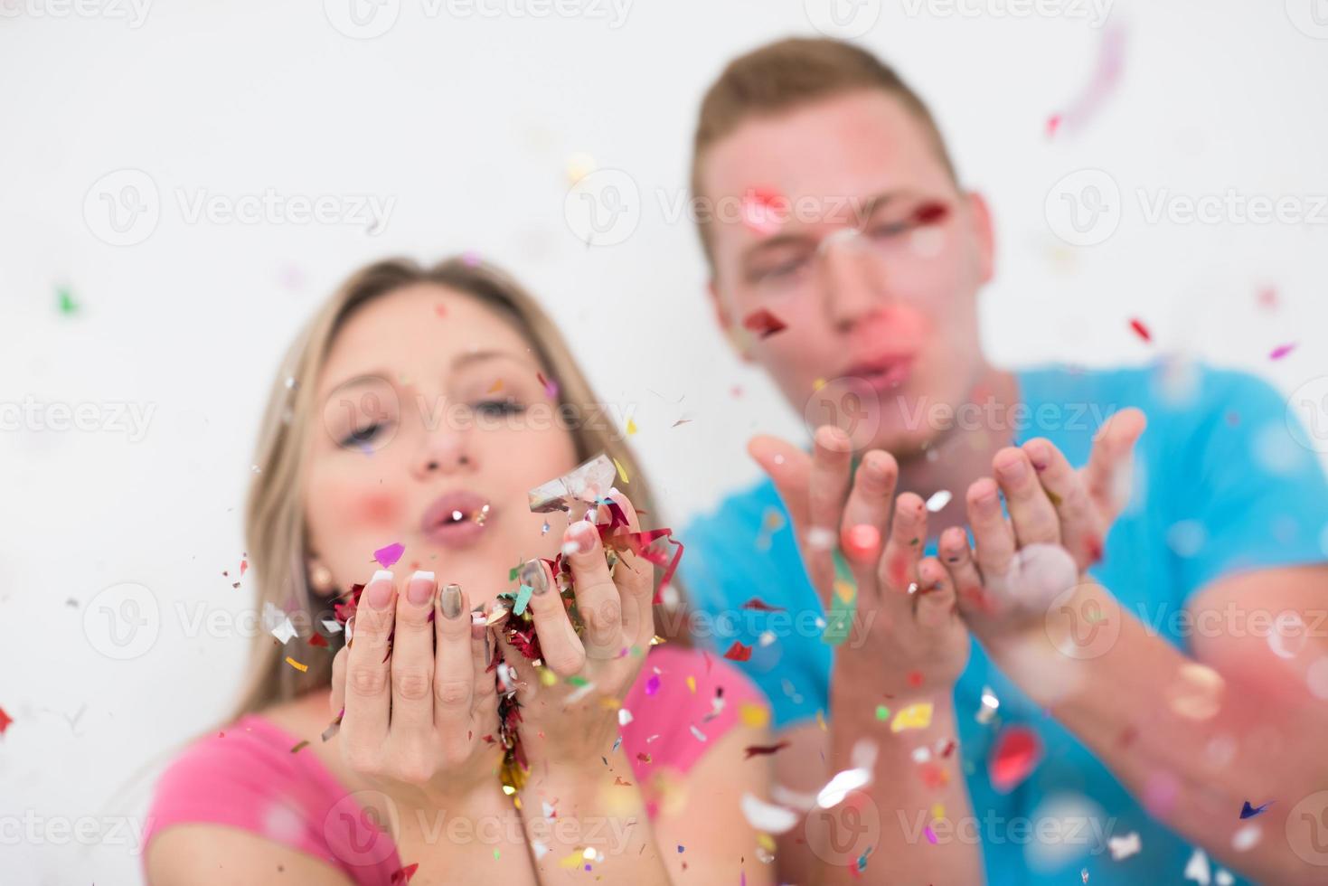 pareja joven romántica celebrando la fiesta con confetti foto