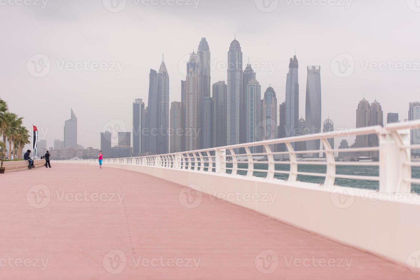 mujer corriendo por el paseo foto