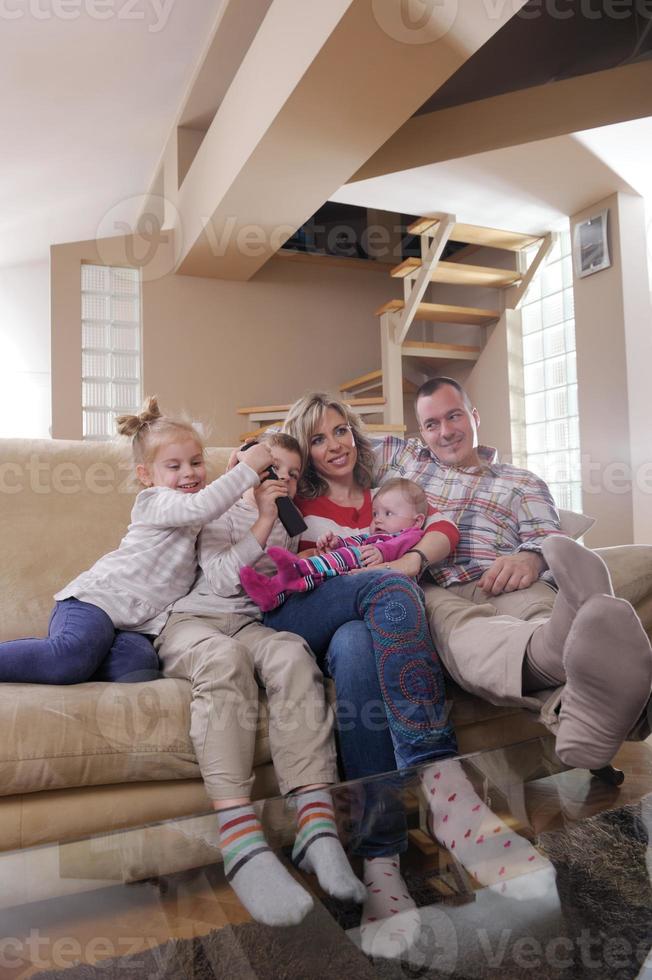 familia joven feliz en casa foto
