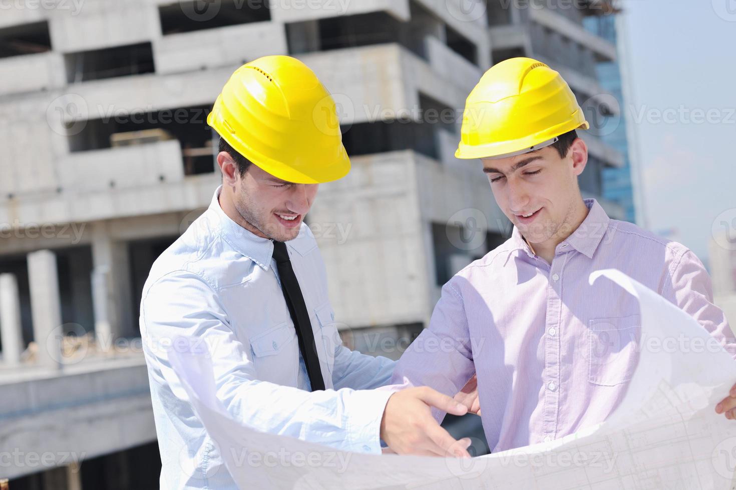 equipo de arquitectos en el sitio de construcción foto